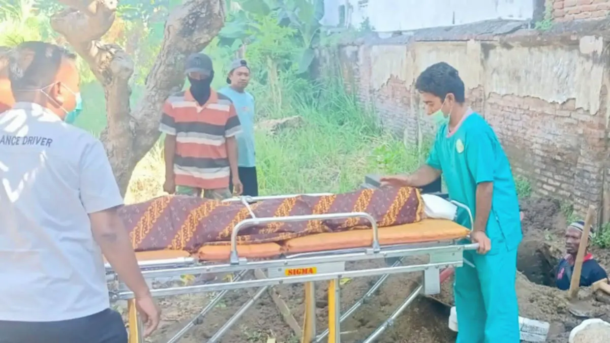 DIMAKAMKAN: Petugas memakamkan jenazah tanpa identitas di makam umum Kelurahan Semampir, Kecamatan Kraksaan. (Foto: Agus Faiz Musleh/ Jawa Pos Radar Bromo)