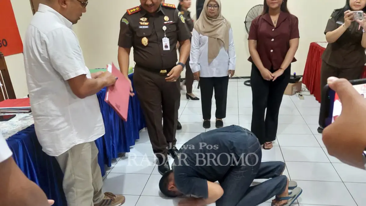 DISELESAIKAN RJ: Ekspresi Dhr usai kasus KDRT nya berakhir RJ. Ia meminta maaf kepada istri dan anaknya dan berjanji tak akan kembali ke pelakor dan mengulangi perbuatan kasarnya. (Arif Mashudi/ Radar Bromo)