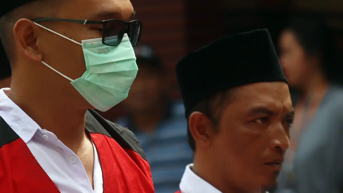 DISIDANG: Terdakwa Agus Saleman (kiri) dan Suyitno (kanan) saat dikeler masuk ke ruang sidang di PN Malang. (Darmono/ Radar Malang)