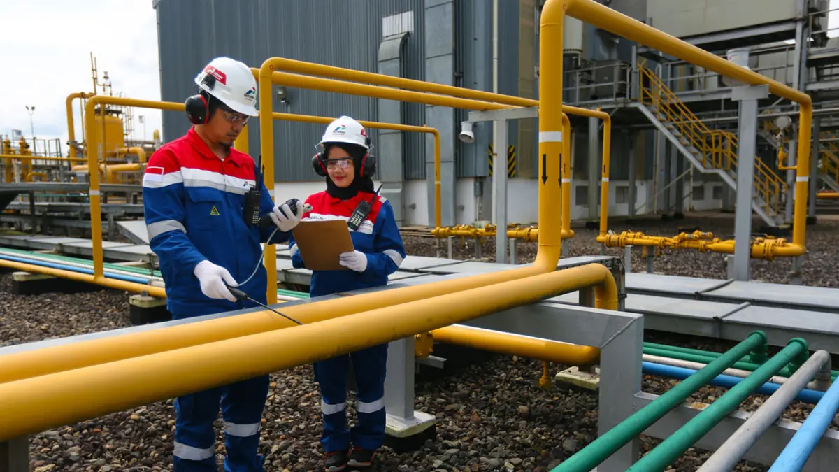 GAS UNTUK MASYARAKAT: Pekerja PGN saat mengecek pipa gas. 
