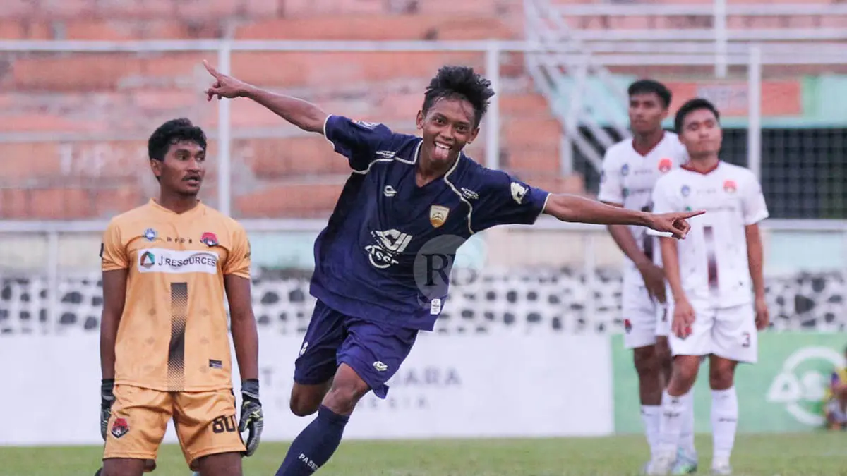 GOL PENUTUP: Gaya M Nurhacqiqi usai mencetak gol kedua Pasuruan United di laga Rabu (3/6) sore. (Foto: M Zubaidillah/Jawa Pos Radar Bromo)