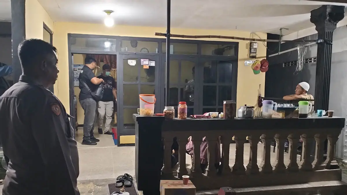 Inafis Polres Pasuruan dan Polsek Pandaan berada di TKP pria tewas dalam rumah, berada di Dusun Sukorame, Desa Durensewu, Kecamatan Pandaan. (Foto: Rizal F Syatori/Jawa Pos Radar Bromo)