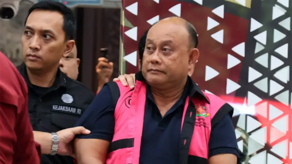 KESANDUNG KASUS HUKUM: Mantan kepala BGN Dadan Hindayana saat dikeler mengenakan rompi tahanan Kejagung, Rabu sore (3/6). (Dery Ridwansah/ JawaPos.com)