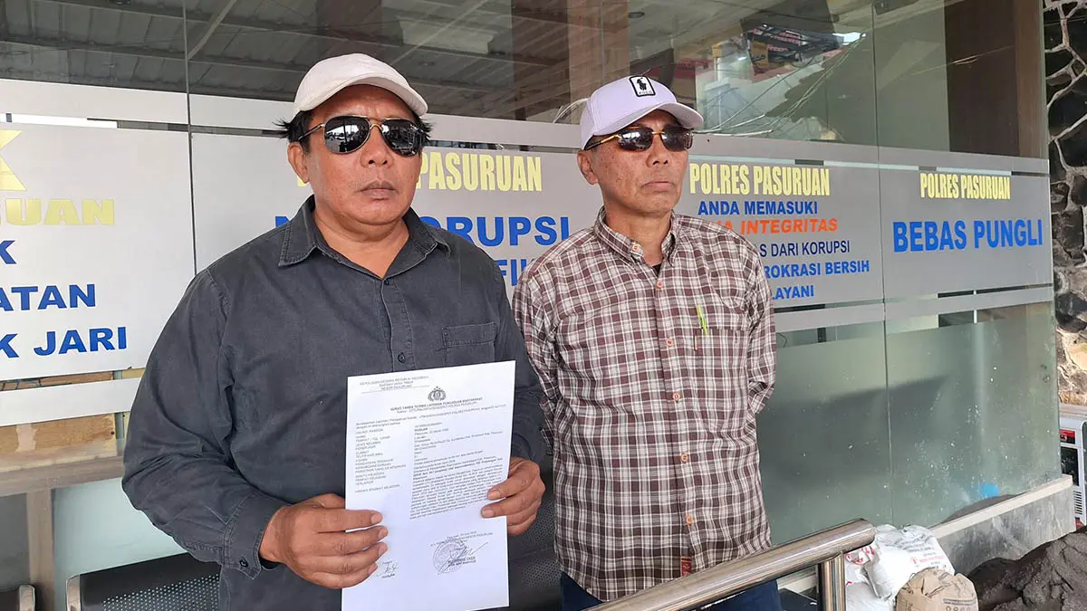 LAPORAN: Ruslan, mantan Bendahara DPC PDIP Kabupaten Pasuruan saat menunjukkan bukti laporannya. (Muhamad Busthomi/Radar Bromo)