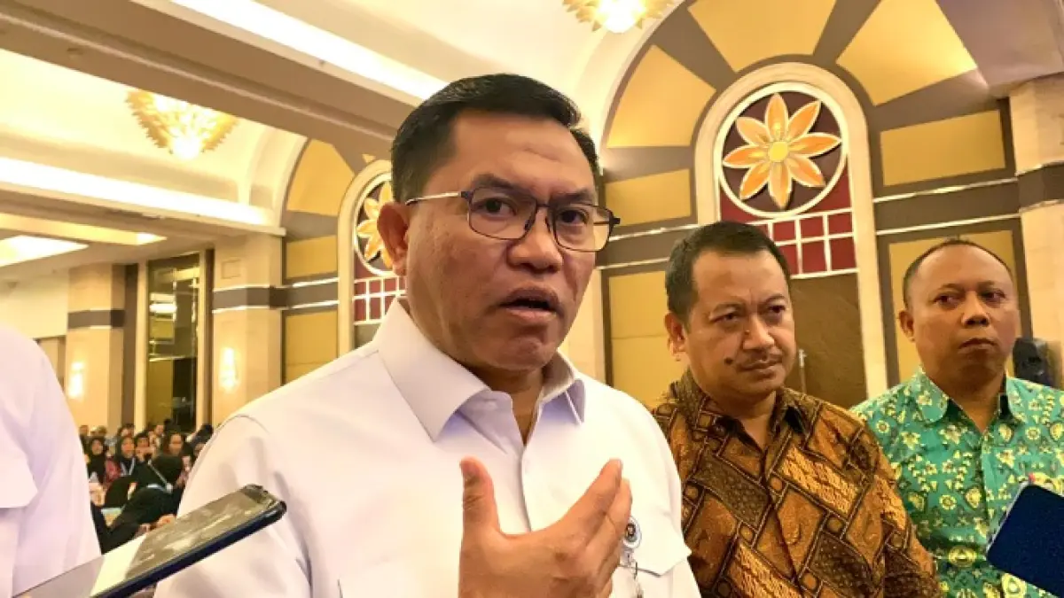 Mantan Wakil Kepala Badan Gizi Nasional Komjen Pol Sony Sonjaya saat memberi pelatihan kepada relawan yang bertugas di Satuan Pelayanan Pemenuhan Gizi (SPPG). (Juliana Christy / JawaPos.com)