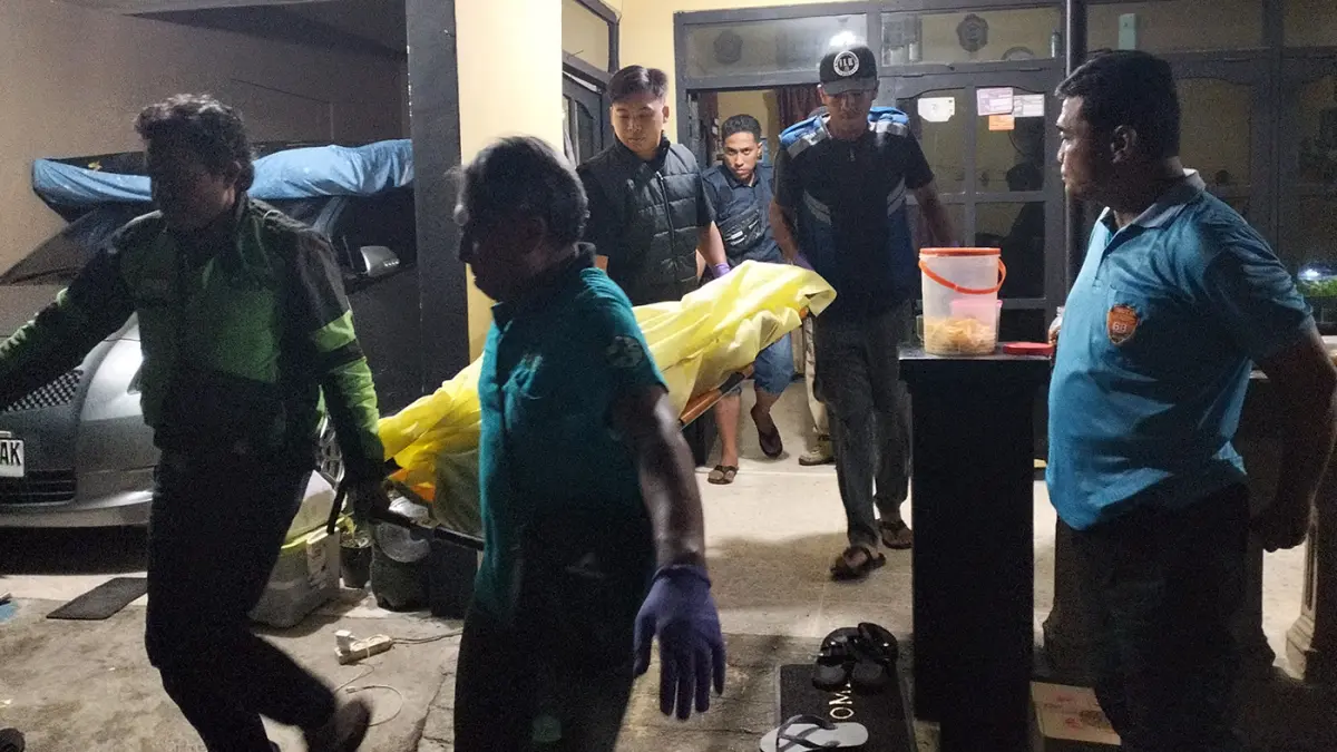 MASIH DIDALAMI: Petugas saat mengevakuasi jenazah Agung Ari Wibowo, yang ditemukan bersimbah darah di kamar rumah orang tuanya di Durensewu, Pandaan, Kabupaten Pasuruan. (Rizal Syatori/ Radar Bromo)