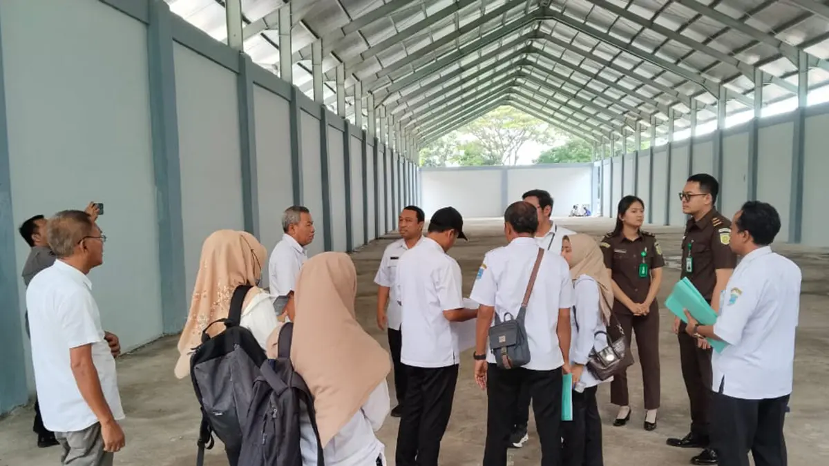 MASIH KOSONG: Bangunan hanggar yang disiapkan Pemkot Probolinggo sebagai tempat mesin pengolah sampah sudah lama rampung. (DOK. JAWA PSO RADAR BROMO)