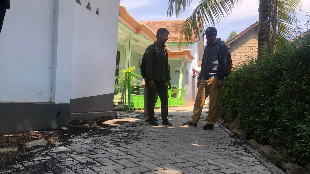 NYAMAN: Kasi Pembangunan Kecamatan Leces, Yogo Prasetyo (kanan) bersama Pendamping Teknik Desa Kecamatan Leces, Ahmad Faisol Tanjung saat mengecek paving di Dusun Jawaan, Desa Jorongan, Kecamatan Leces. (Foto: Inneke Agustin/Jawa Pos Radar Bromo)