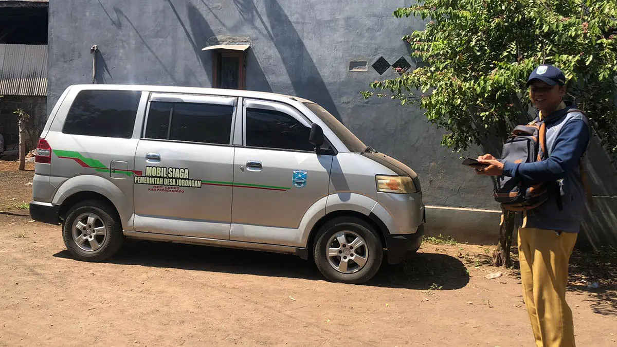 PELAYANAN: Kasi Pembangunan Kecamatan Leces, Yogo Prasetyo tengah melakukan pengecekan pada mobil Siaga milik Desa Jorongan, Kecamatan Leces, Kabupaten Probolinggo. (Foto: Inneke Agustin/Jawa Pos Radar Bromo)