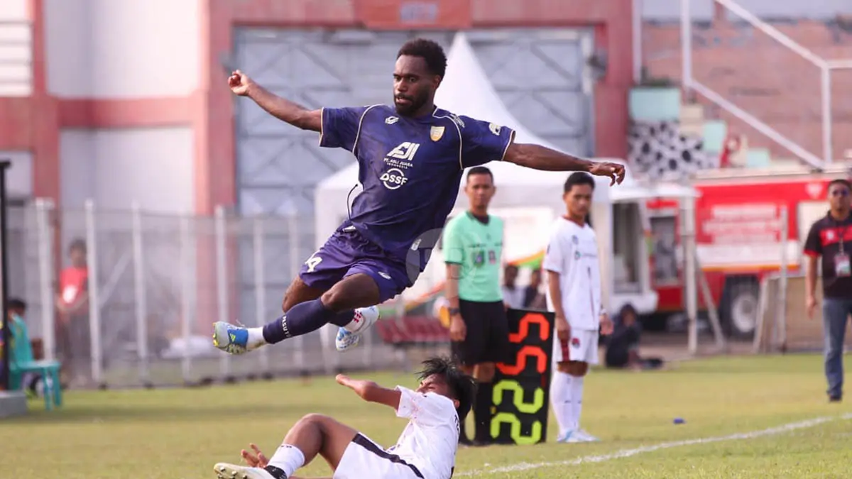 TERBANG: Pemain Pasuruan United, Noel Christian Huby saat melompat usai pemain Bolsel FC berusaha menghalau bola. (Foto: M Zubaidillah/Jawa Pos Radar Bromo)
