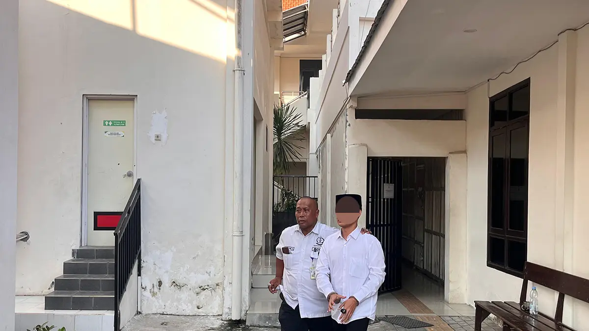 TERDAWA: Sidang perkara dugaan tindak pidana kekerasan seksual yang menjerat terdakwa MIF memasuki agenda pembacaan tuntutan di PN Kraksaan, Selasa (2/6). (AGUS FAIZ MUSLEH/JAWA POS RADAR BROMO)