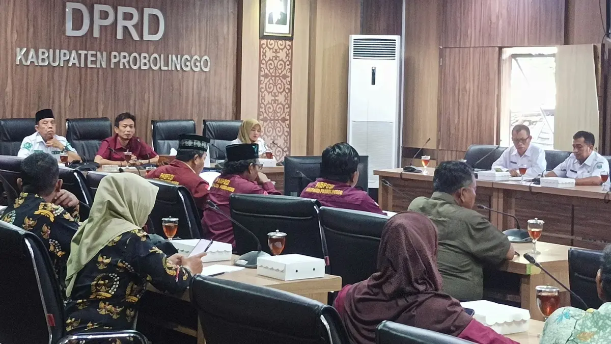 BAHAS PILKADES: Komisi I DPRD Kabupaten Probolinggo menggelar RDP tentang Pilkades PAW, Rabu (3/6) bersama puluhan BPD, Dinas PMD, dan Bagian Hukum. (Agus Faiz Musleh/ Radar Bromo)