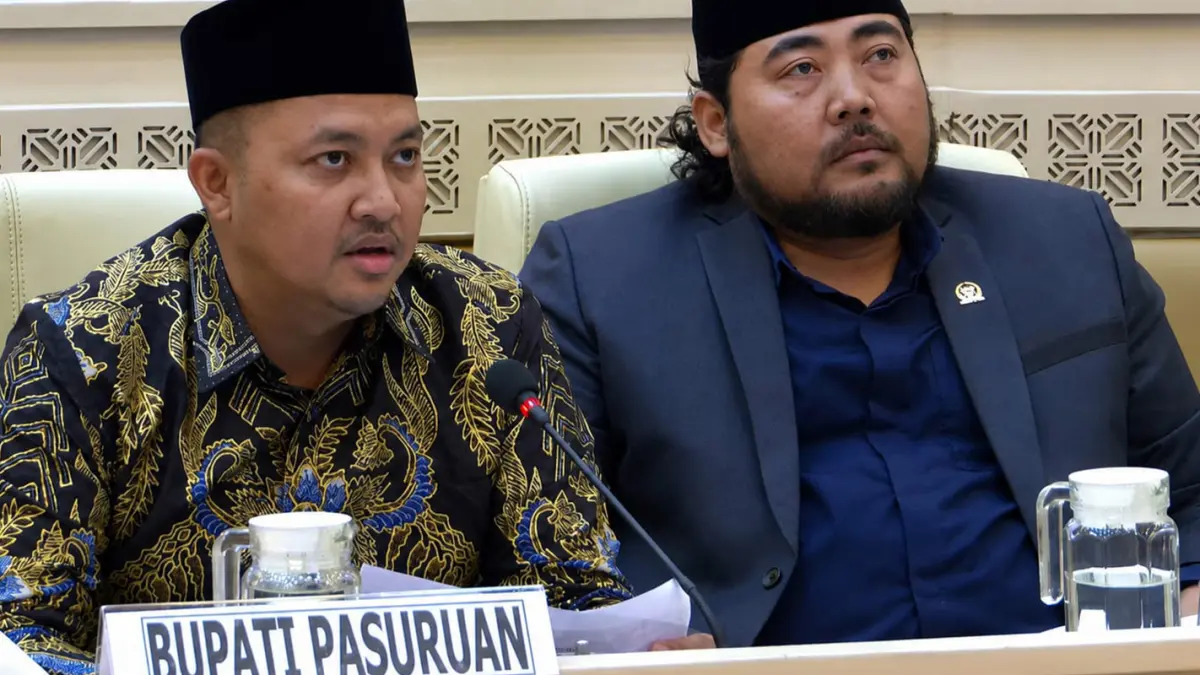 Bupati Pasuruan Rusdi Sutejo (kiri) dan anggota DPRD Kabupaten Pasuruan Eko Suryono saat mengikuti rapat dengar pendapat umum soal sengketa lahan 10 desa di Lekok dan Nguling, Kabupaten Pasuruan dengan TNI AL. 