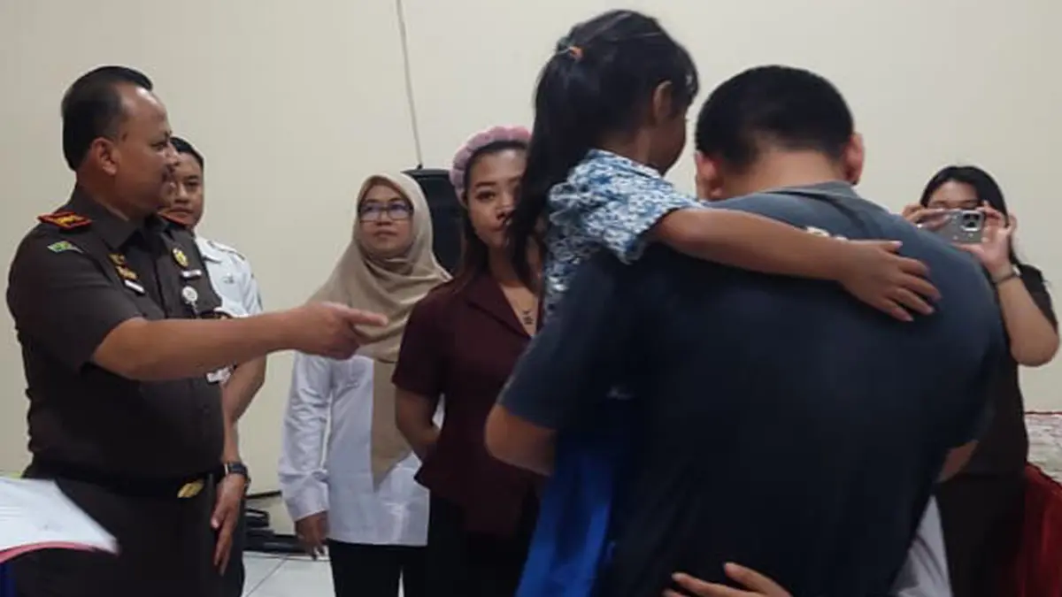 DEMI ANAK: Dheri Putra Kurniawan memeluk kedua anaknya setelah bebas melalui proses RJ. (ARIF MASHUDI/JAWA POS RADAR BROMO)