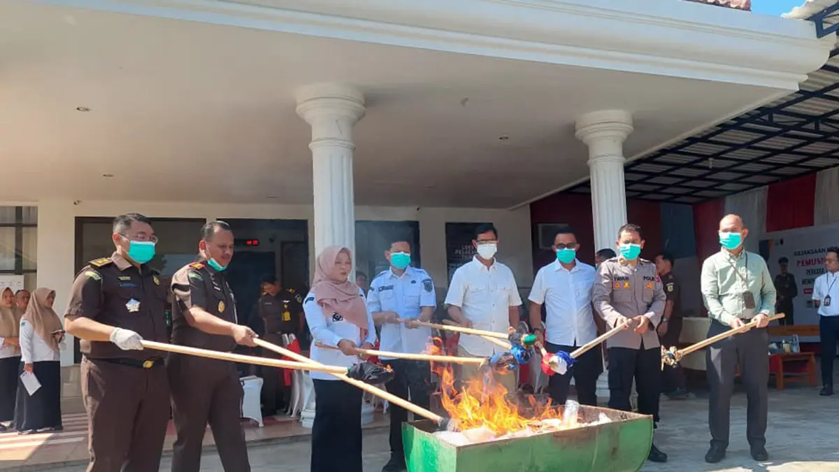 DIBAKAR: Sejumlah barang bukti yang telah dinyatakan inkracht dimusnahkan dengan cara dibakar di depan kantor Kejari Kota Probolinggo, Rabu (3/6). &nbsp;(ARIF MASHUDI/JAWA POS RADAR BROMO)