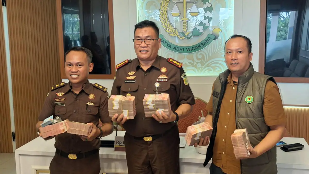 DIKEMBALIKAN: Kejari Kabupaten Pasuruan menunjukkan duit pengembalian dari kasus markus PKBM Kabupaten Pasuruan dengan tersangka Rofi