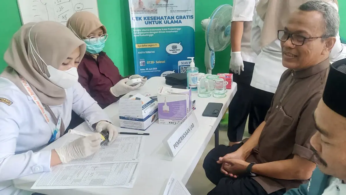DIPERIKSA: Salah seorang pengurus MUI menjalani pemeriksaan kesehatan dalam program CKG. (ISTIMEWA)
