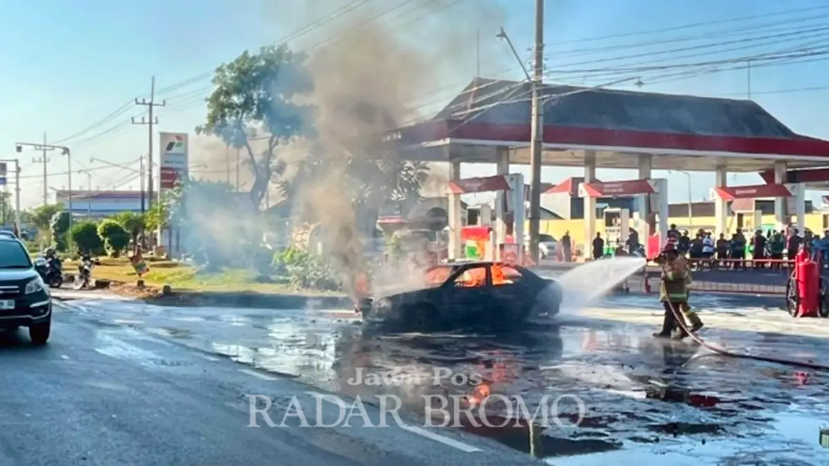HANGUS: Mobil Suzuki Baleno yang terbakar di SPBU Semampir, Kecamatan Kraksaan diduga karena korsleting listrik. (Jamaluddin/ Radar Bromo)