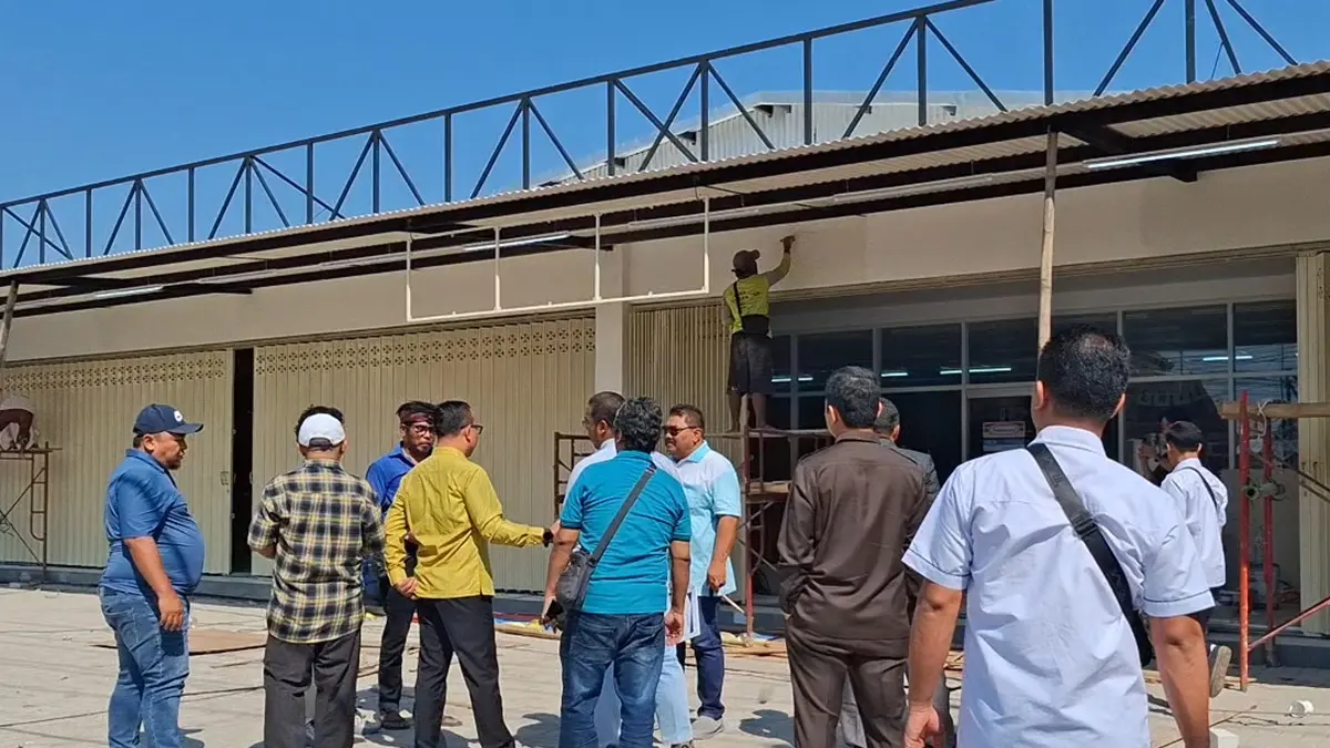 LIHAT LANGSUNG: Sejumlah anggota Komisi III DPRD Kota Probolinggo melihat langsung pembangunan supermarket di Jalan Cokroaminoto, Kota Probolinggo. (ARIF MASHUDI/JAWA POS RADAR BROMO)