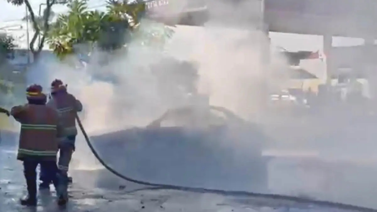 LUDES: Mobil Suzuki Baleno yang terbakar di SPBU Semampir, Kecamatan Kraksaan diduga karena korsleting listrik, Kamis (4/6) pagi. (Foto: Jamaluddin/Jawa Pos Radar Bromo)