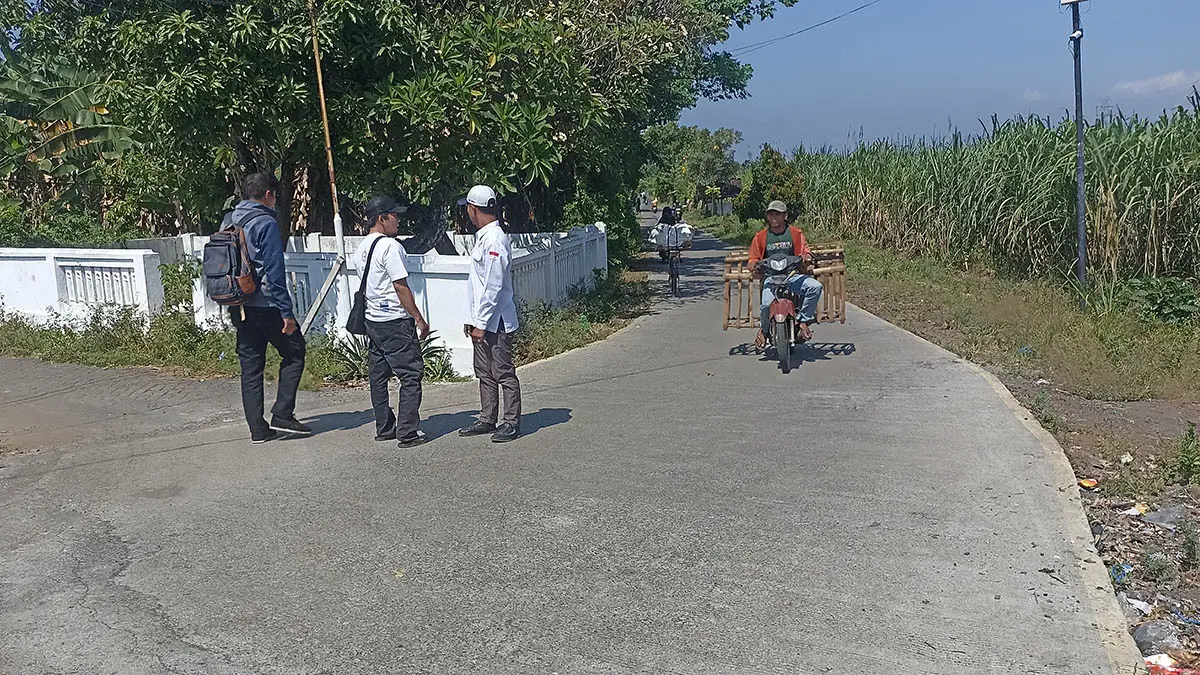 MULUS: Kepala Desa Clarak Imam Hidayat bersama tim dari Kecamatan Leces meninjau jalan rabat beton yang dibangun tahun kemarin. (Foto Jamaludin/Jawa Pos Radar Bromo)
