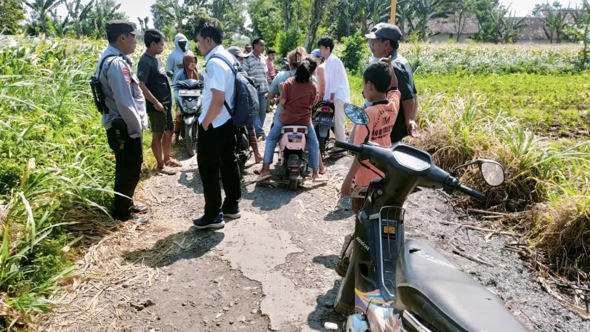 Petugas saat melakukan olah TKP begal di Kramatagung, Bantaran, Kabupaten Probolinggo. (Istimewa)