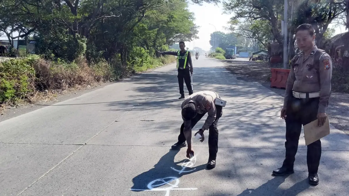 Petugas saat melakukan olah TKP kecelakaan maut tabrak lari di Legok, Gempol, Pasuruan, Kamis (4/6). 