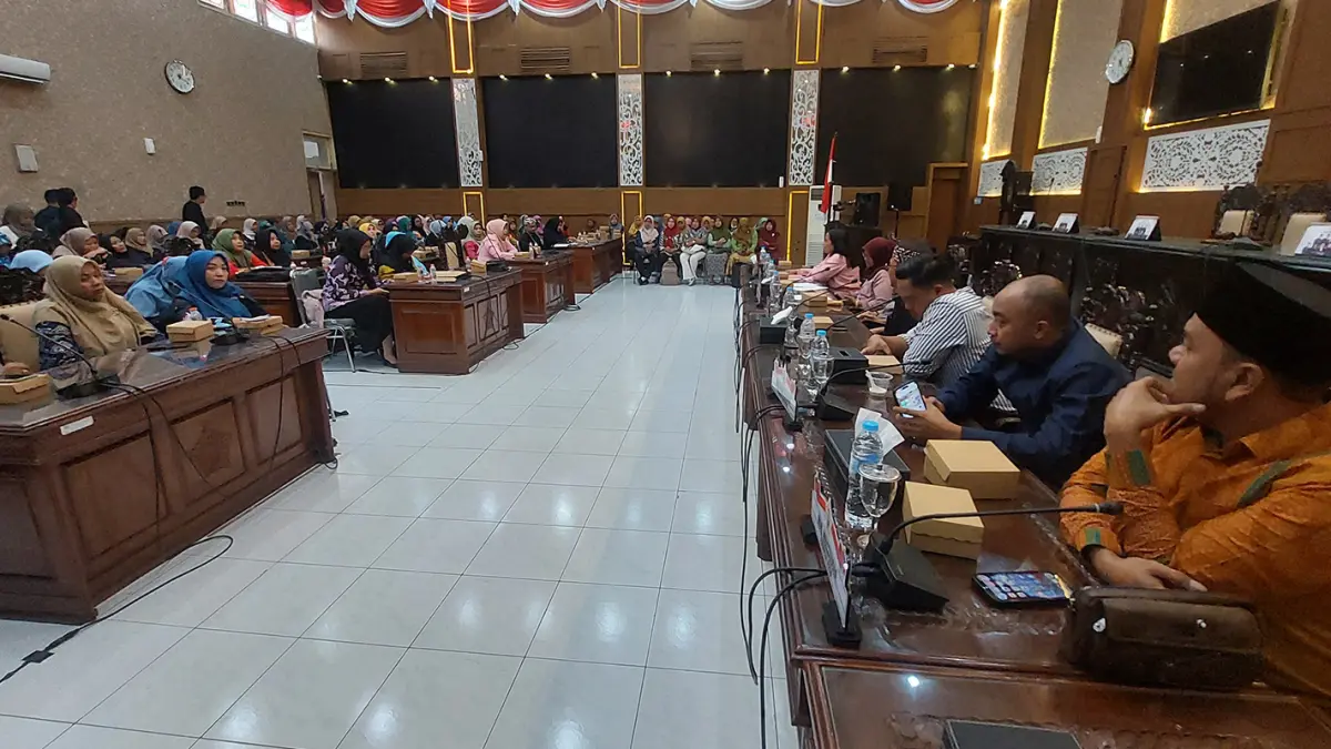 Rapat Dengar Pendapat membahas soal honor guru PAUD yang belum cair di Kota Probolinggo. Sejumlah guru menyampaikan unek-uneknya dalam forum tersebut. (Arif Mashudi/ Radar Bromo)
