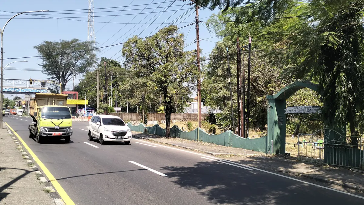 TKP: Lokasi tempat pemakaman umum (TPU) tempat motor Honda Scoopy milik korban raib dicuri saat ditinggal nyekar. (Rizal Syatori/ Radar Bromo)