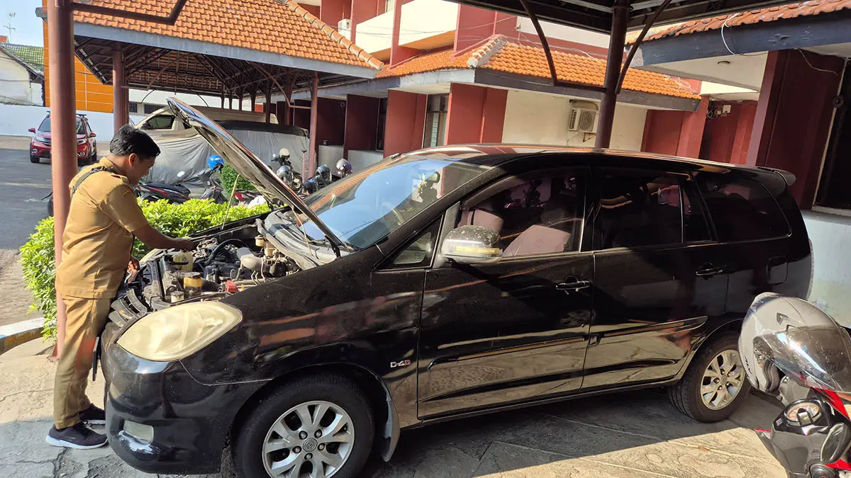 DICEK: Salah satu kendaraan dinas yang dirawat oleh Sekretariat Pemkot Pasuruan. Untuk perawatan mobdin lama di sekretariatan, Pemkot menggelontorkan dana hingga Rp 399 juta. (Fahrizal Firmani/Radar Bromo)