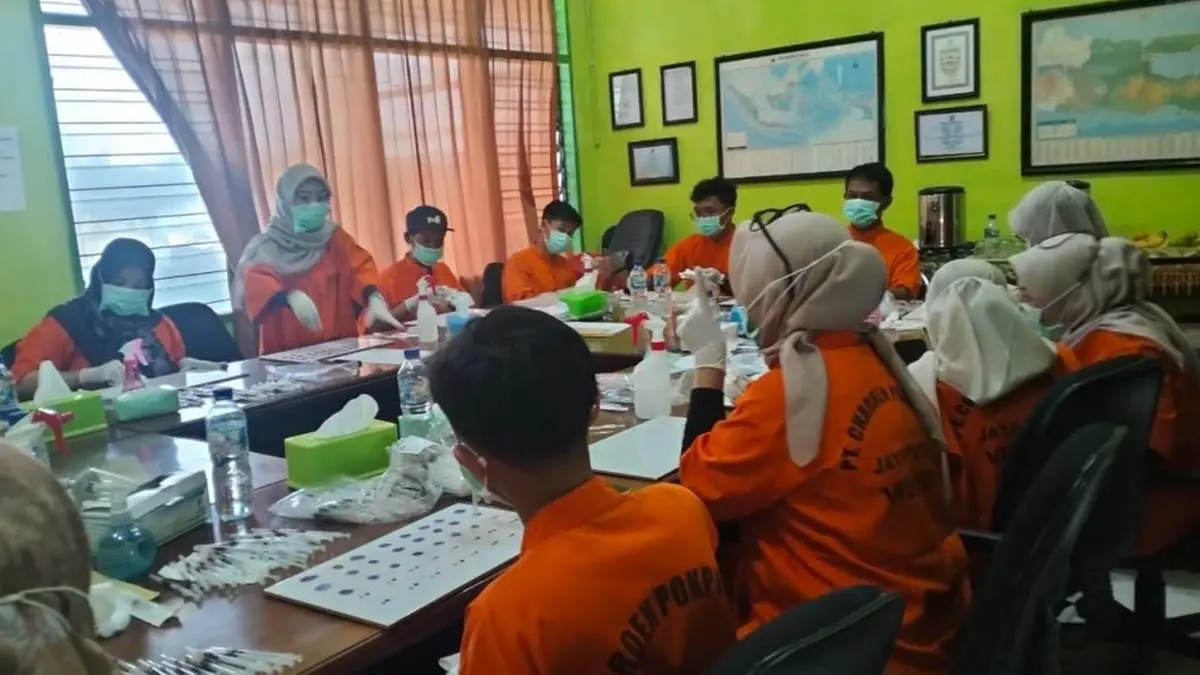 DIUJI: Tim UPT Labkeswan Malang dan Dinas Peternakan Provinsi Jawa Timur melaksanakan uji pullorum di Desa Sepuhgembol, Kecamatan Wonomerto beberapa waktu lalu. (Foto: Diperta for Jawa Pos Radar Bromo)