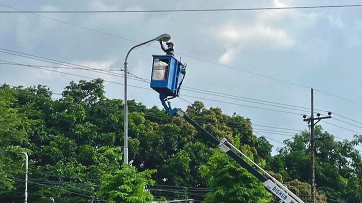 HARUS RUTIN: Petugas melakukan pemeliharaan PJU di jalan raya pantura Desa/Kecamatan Dringu. (Foto: dok Jawa Pos Radar Bromo)