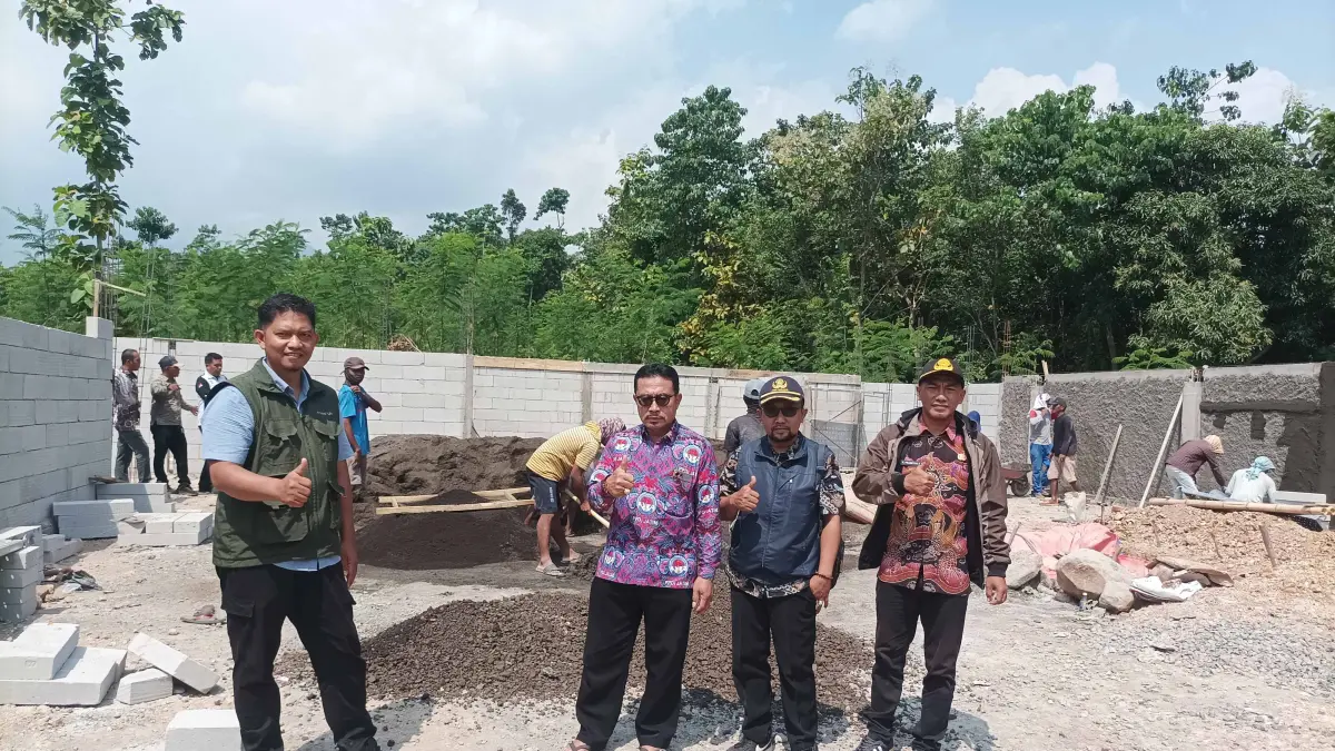 KDMP: Kepala Desa Ranon Sirrahum (batik ungu) bersama pihak Kecamatan Pakuniran mengecek pembangunan KDMP Desa Ranon. (AGUS FAIZ MUSLEH/JAWA POS RADAR BROMO&nbsp;)
