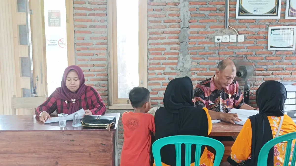 MONEV: Kepala Desa Gunggungan Lor Sumiati (kiri) mengikuti monitoring dan evaluasi oleh Pemerintah Kecamatan Pakuniran. (AGUS FAIZ MUSLEH/JAWA POS RADAR BROMO)