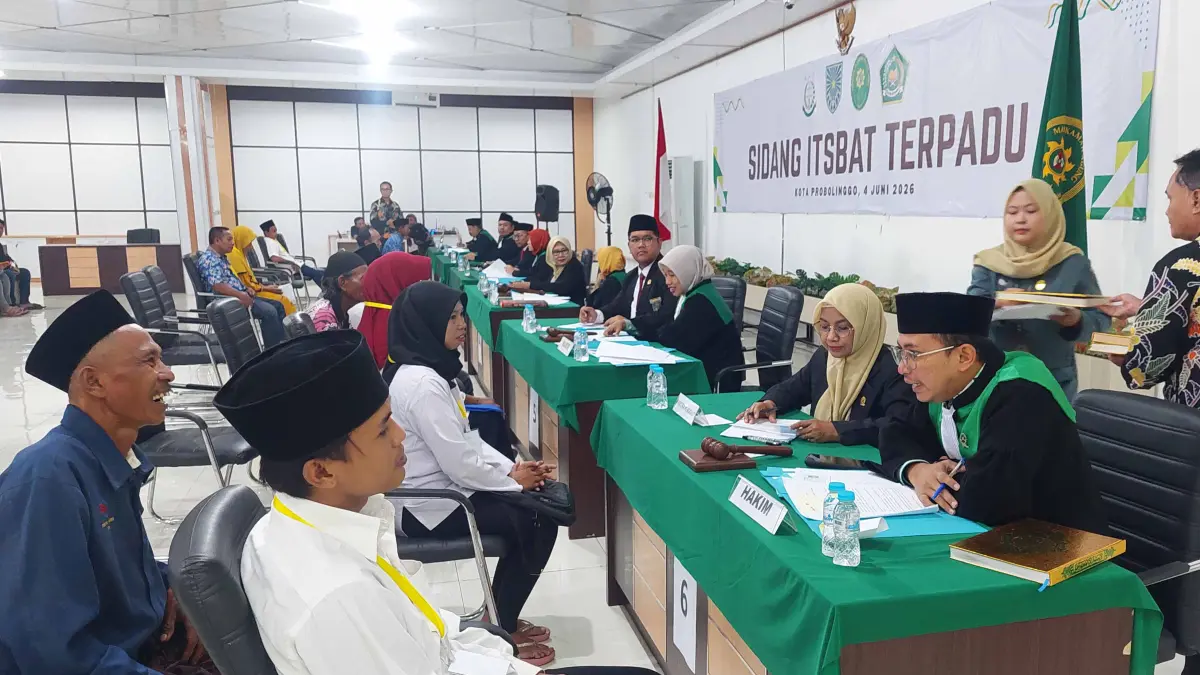 NIKAH SAH: Sejumlah pasangan mengikuti sidang isbat nikah di MPP Kota Probolinggo, Kamis (4/6). (ISTIMEWA)