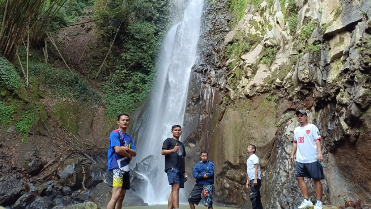 NILAI PLUS: Keindahan alam di Air Terjun Glongsor, Desa Gondosuli, Puspo yang dinikmati Bambang bersama komunitas hikingnya. (Foto: dok pribadi)
