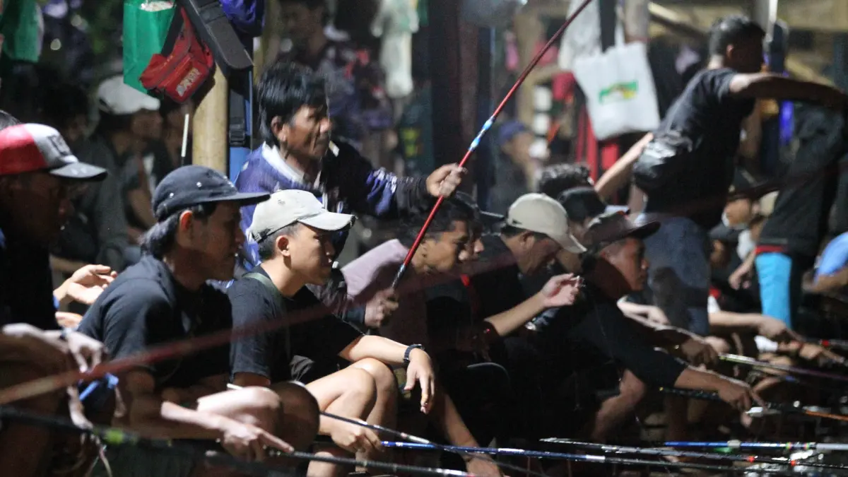 PANJANG: Joran tegek yang biasa digunakan angler untuk memancing di kolam atau tambak. (Foto: M Zubaidillah/Jawa Pos Radar Bromo)
