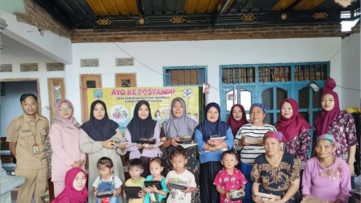 POSYANDU: Sejumlah lansia, ibu hamil, dan anak-anak mengikuti kegiatan Posyandu di Desa Ranon, Kecamatan Pakuniran. (PEMERINTAH DESA RANON FOR JAWA POS RADAR BROMO)