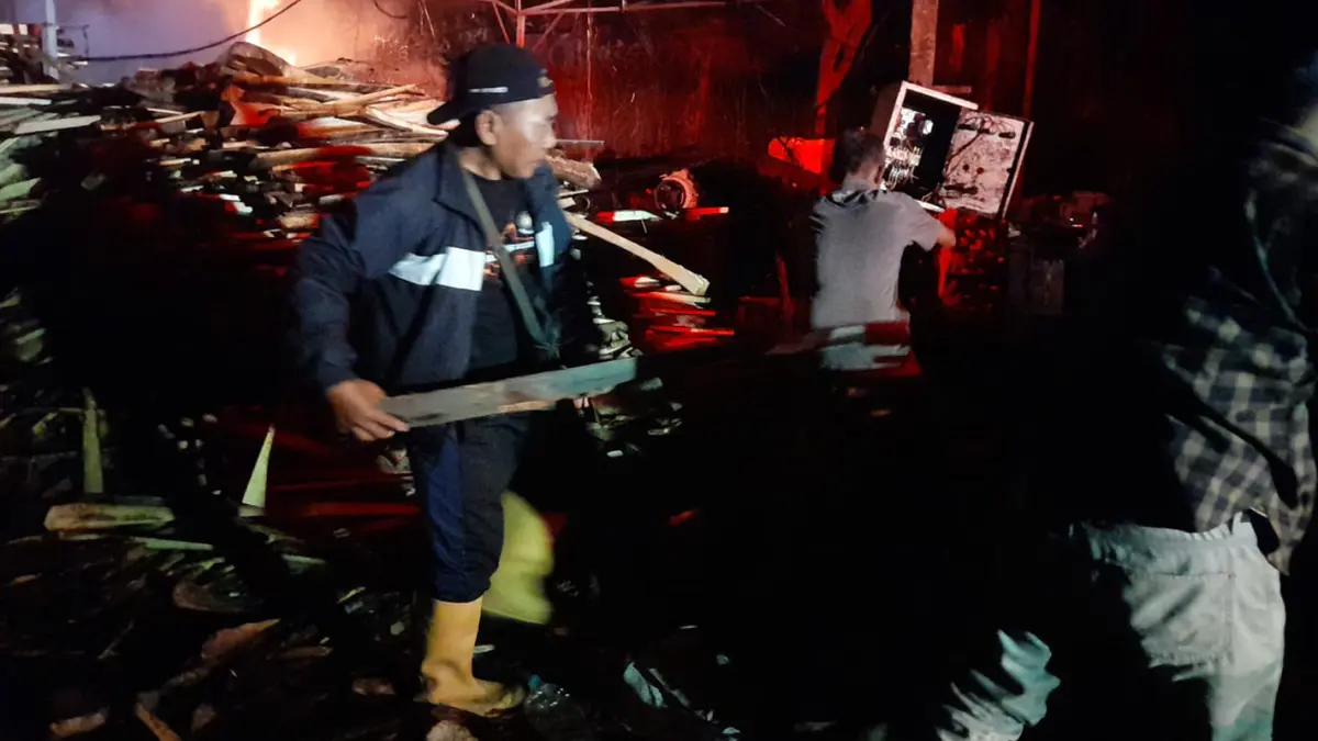 SEMPROT: Petugas Damkar Kabupaten Probolinggo saat memadamkan api di lokasi penggergajian kayu Desa Gerongan, Kecamatan Maron, Kabupaten Probolinggo, yang terbakar, Kamis (4/6) malam.
