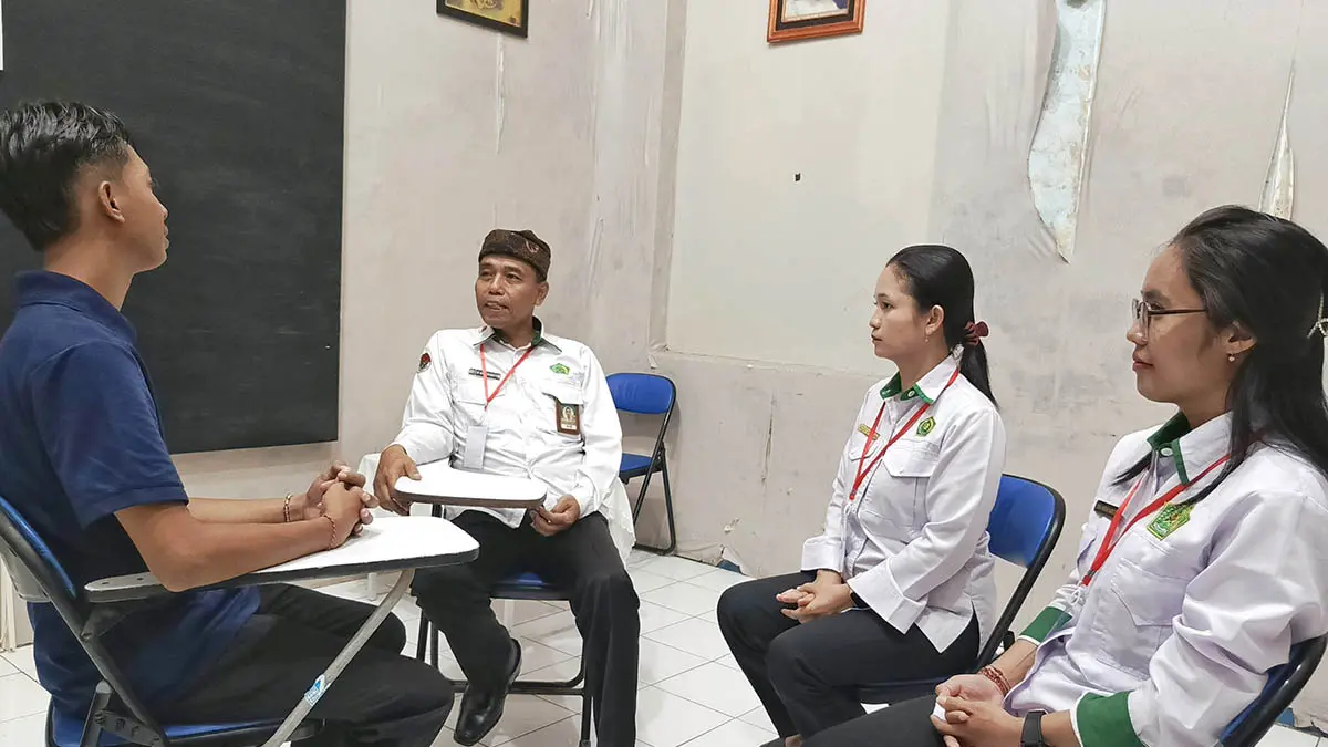 SPIRIT RELIGI: Warga binaan di lapas (kiri) saat mendapat pendampingan rohani. (Foto: Lapas IIB Pasuruan for Jawa Pos Radar Bromo)