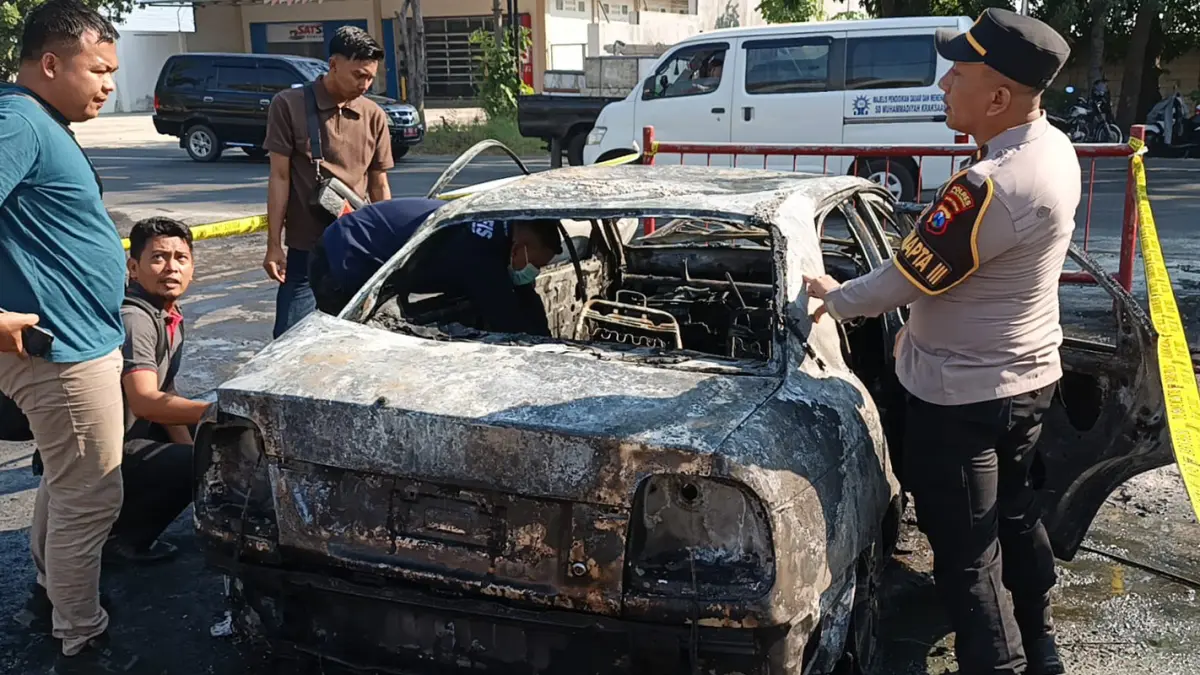TINGGAL RANGKA: Mobil sedan Baleno usai terbakar di pintu keluar SPBU Semampir Kraksaan, Kamis (4/6) pagi. Kini penyidik Polres Probolingo tengah mendalami kasus itu.