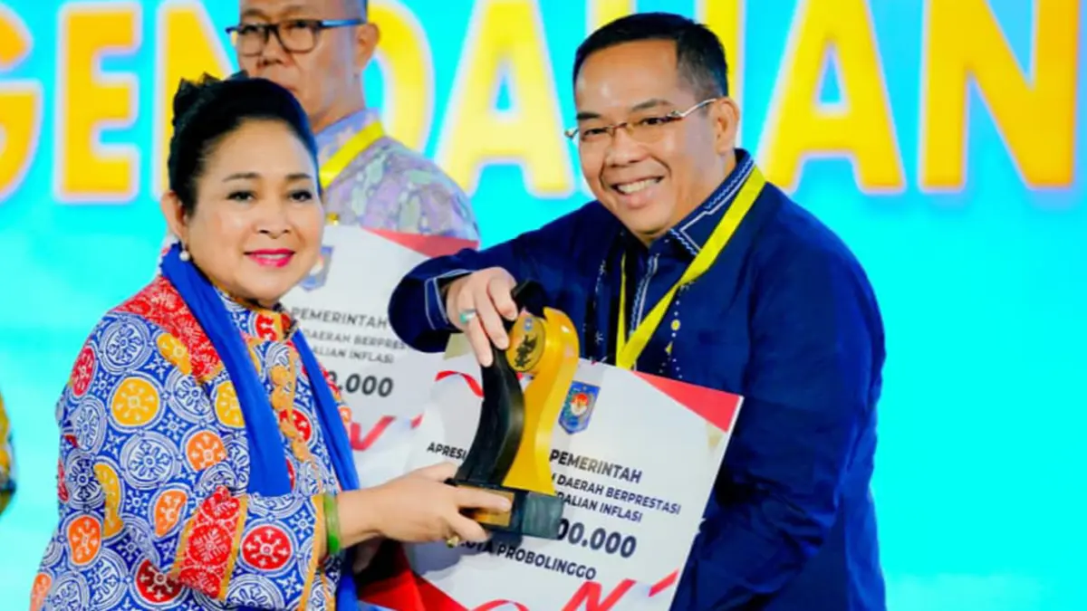 Wali Kota Probolinggo dr Aminuddin (kanan) saat meraih trofi yang diserahkan Ketua Komisi IV DPR RI Siti Hediati Hariyadi atau Titiek Soeharto.  