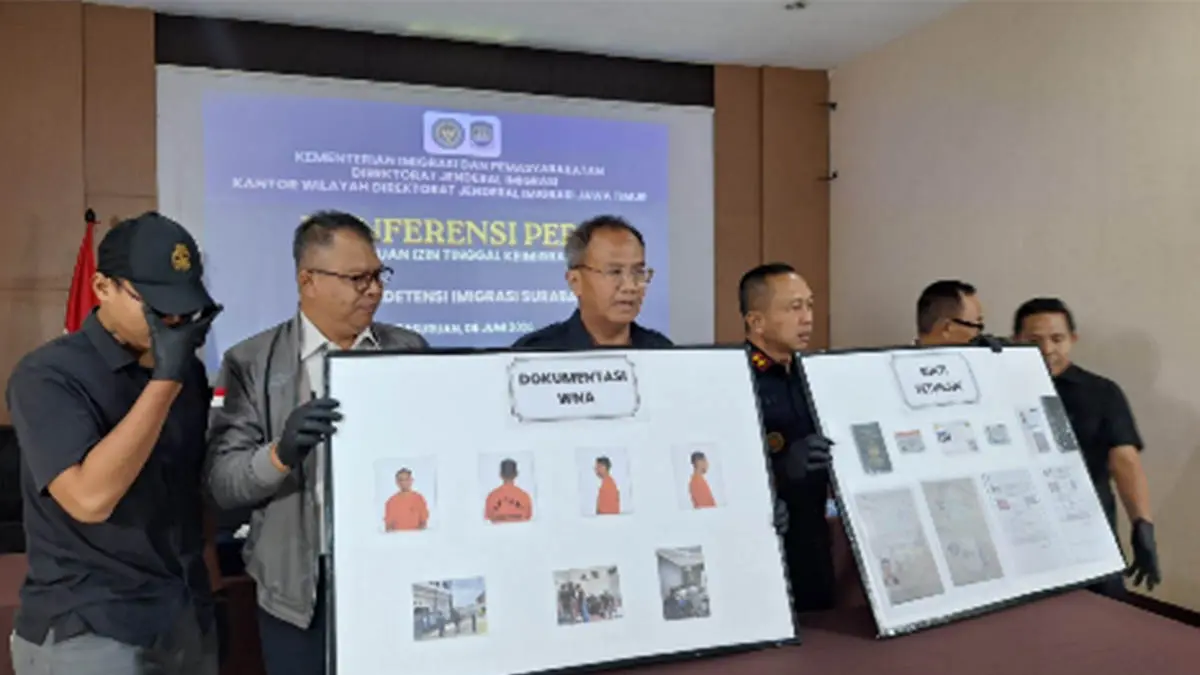 BARANG BUKTI: Direktorat Jenderal Imigrasi Jawa Timur  saat merilis perbuatan illegal yang dilakukan pengungsi asal Afghanistan. (Foto: Istimewa)