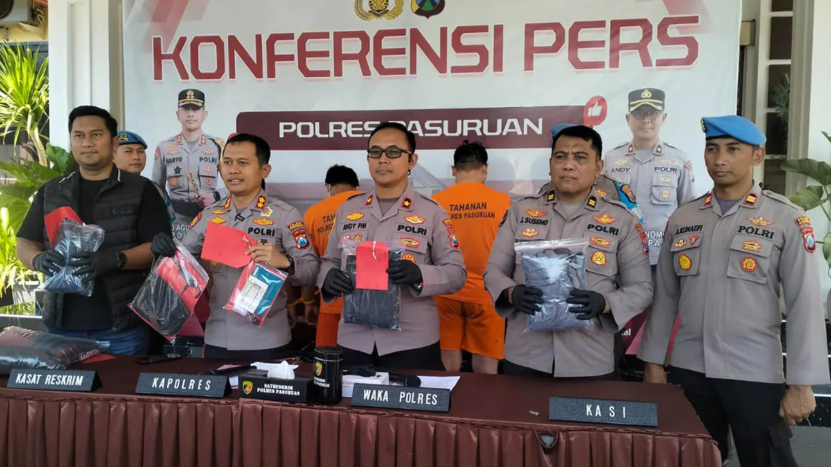 BEBERKAN: Kapolres Pasuruan AKBP Harto Agung Cahyono saat menunjukkan barang bukti hasil kejahatan tersangka. (Muhamad Busthomi/Radar Bromo)