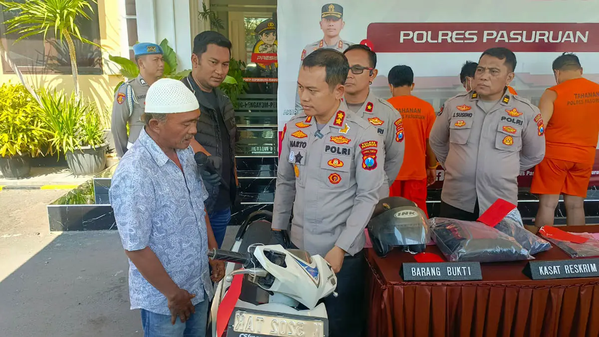 BERSYUKUR: Ali Mufti, korban pencurian motor yang mengaku bersyukur usai motornya yang sempat hilang, dikembalikan. (Muhamad Busthomi/Radar Bromo)
