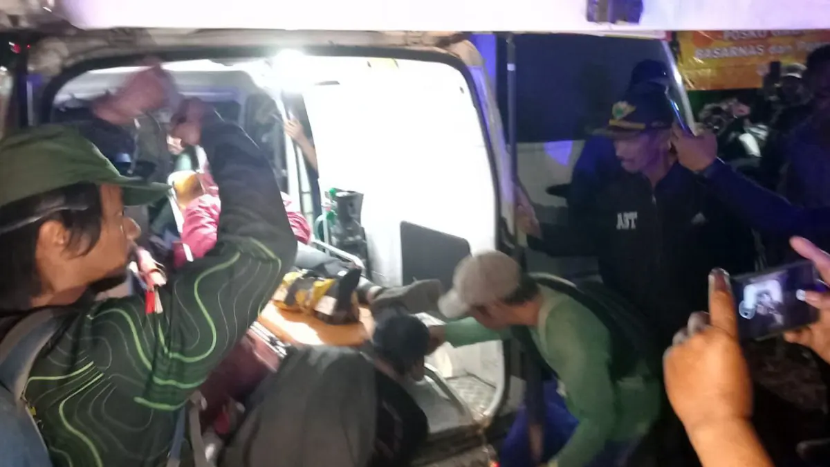 EVAKUASI: Salah satu pendaki, Cakra Bhirawa Krisna Murti Setiawan yang alami patah tulang saat dievakuasi ke posko di Desa Tamansari, Kecamatan Ampelgading, Kabupaten Malang, pada Jumat (5/6) malam.