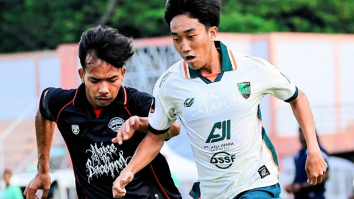 KETAT: Diaz Firman Maulana ditempel ketat pemain Persigar Garut Arif Budiman dalam laga di Stadion R Soedarsono, Sabtu (6/6) sore. (Foto: Pasuruan United for Jawa Pos Radar Bromo)