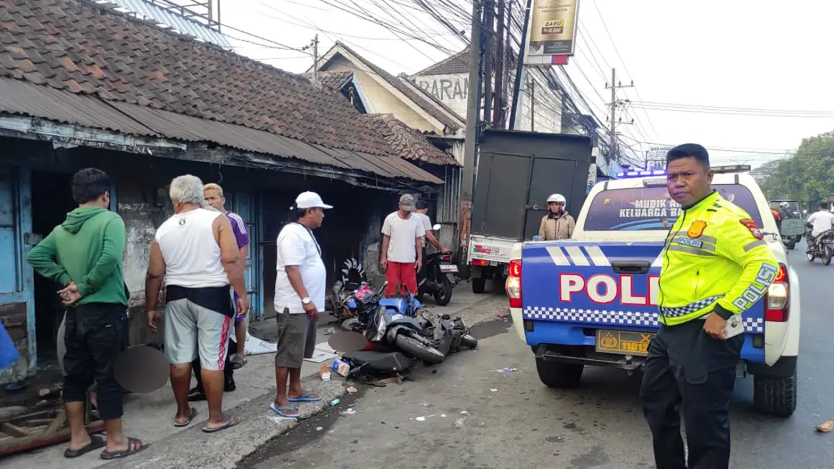 NAHAS: Petugas saat melakukan olah TKP kecelakaan maut di Purwosari, Kabupaten Pasuruan. 