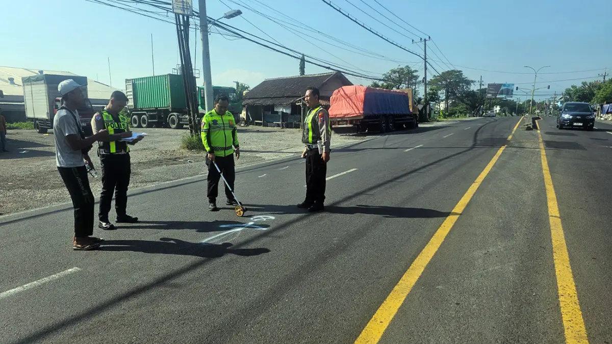 OLAH TKP: Petugas kepolisian saat tengah melakukan olah TKP di lokasi kecelakaan Sengonagung, Purwosari yang membuat korban kehilangan nyawa. 