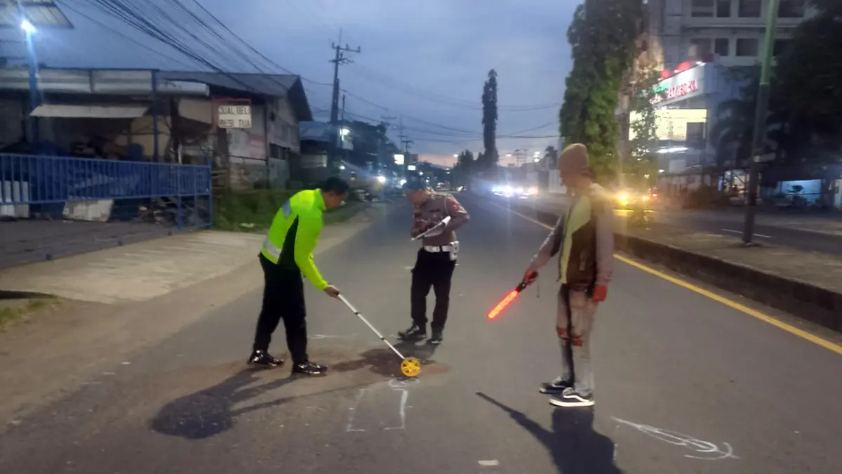 Petugas saat melakukan olah TKP kecelakaan maut di Bypass Pandaan yang menewaskan 2 pelajar SMP. 